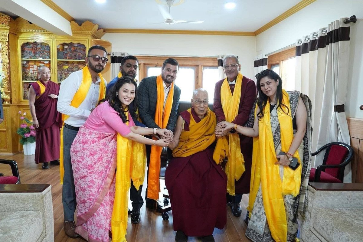 Waseembaba123's tweet image. Newly appointed LG of #Ladakh, Kavinder Gupta met and sought the blessings of the 14th #DalaiLama yesterday.
