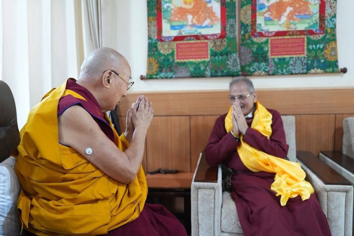 Waseembaba123's tweet image. Newly appointed LG of #Ladakh, Kavinder Gupta met and sought the blessings of the 14th #DalaiLama yesterday.
