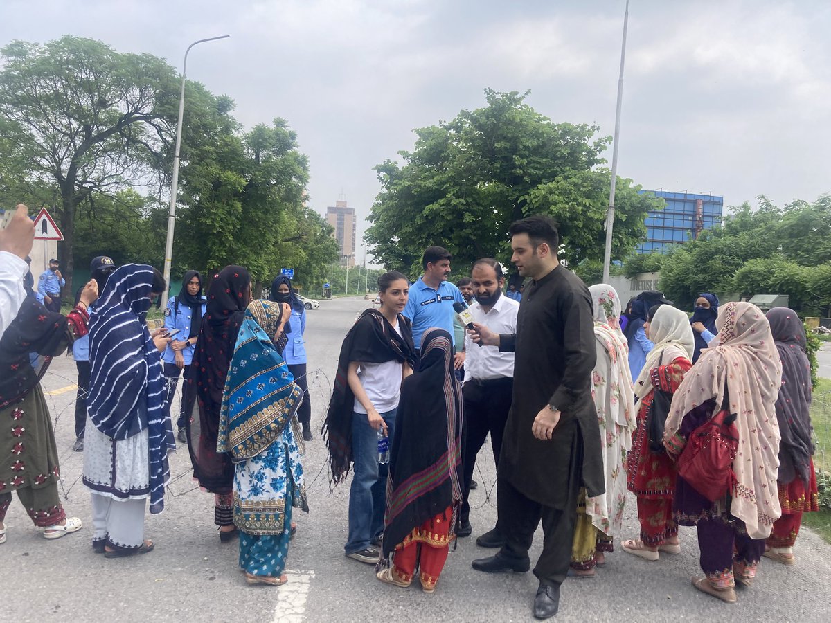 TheNativeVoices's tweet image. Advocate @NadiaBaloch99, sister of detained Baloch rights defender Mahrang,  expresses fear of a police crackdown in a post on X. The concern comes as families of missing and detained Baloch activists continue a sit-in protest for the third consecutive day in Pakistan’s capital.