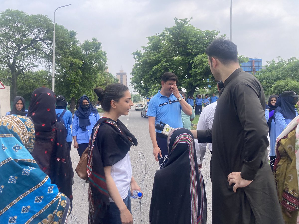 TheNativeVoices's tweet image. Advocate @NadiaBaloch99, sister of detained Baloch rights defender Mahrang,  expresses fear of a police crackdown in a post on X. The concern comes as families of missing and detained Baloch activists continue a sit-in protest for the third consecutive day in Pakistan’s capital.