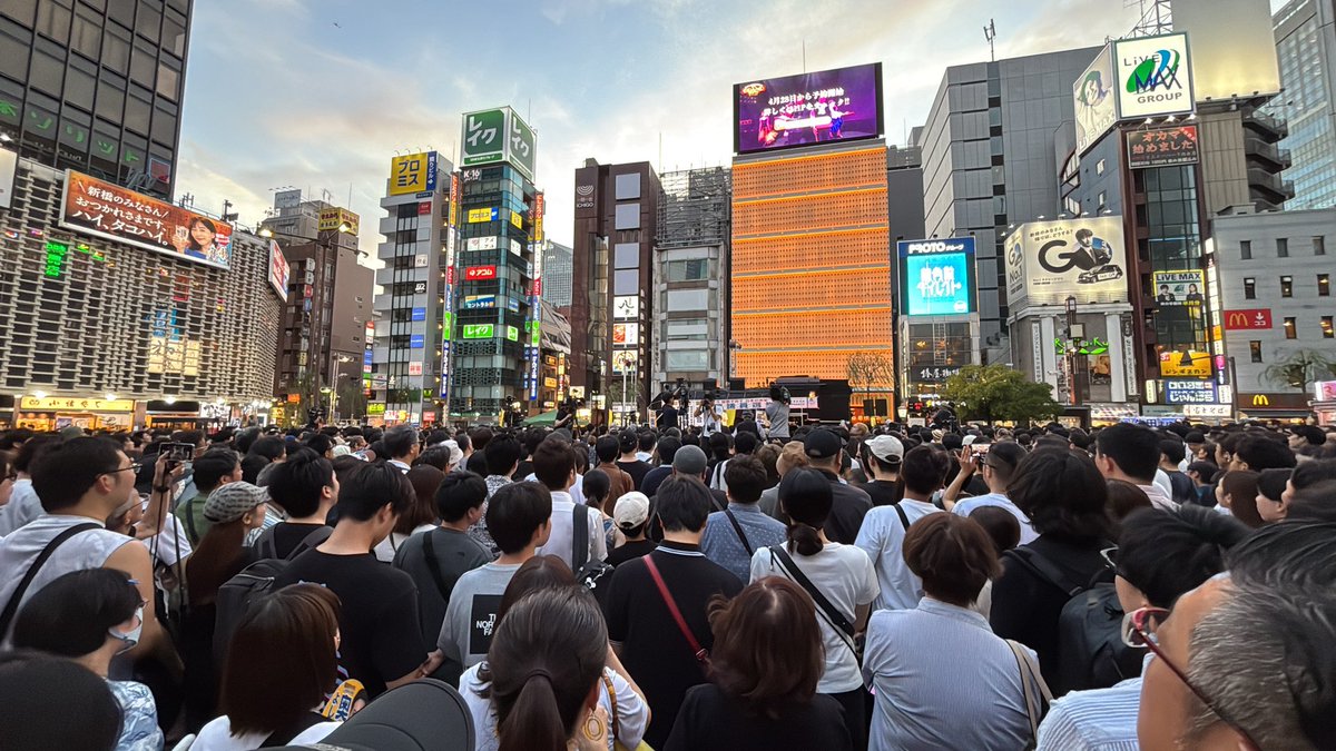 keik2009's tweet image. 新橋SL広場来てみたけど、、取材陣が邪魔😑