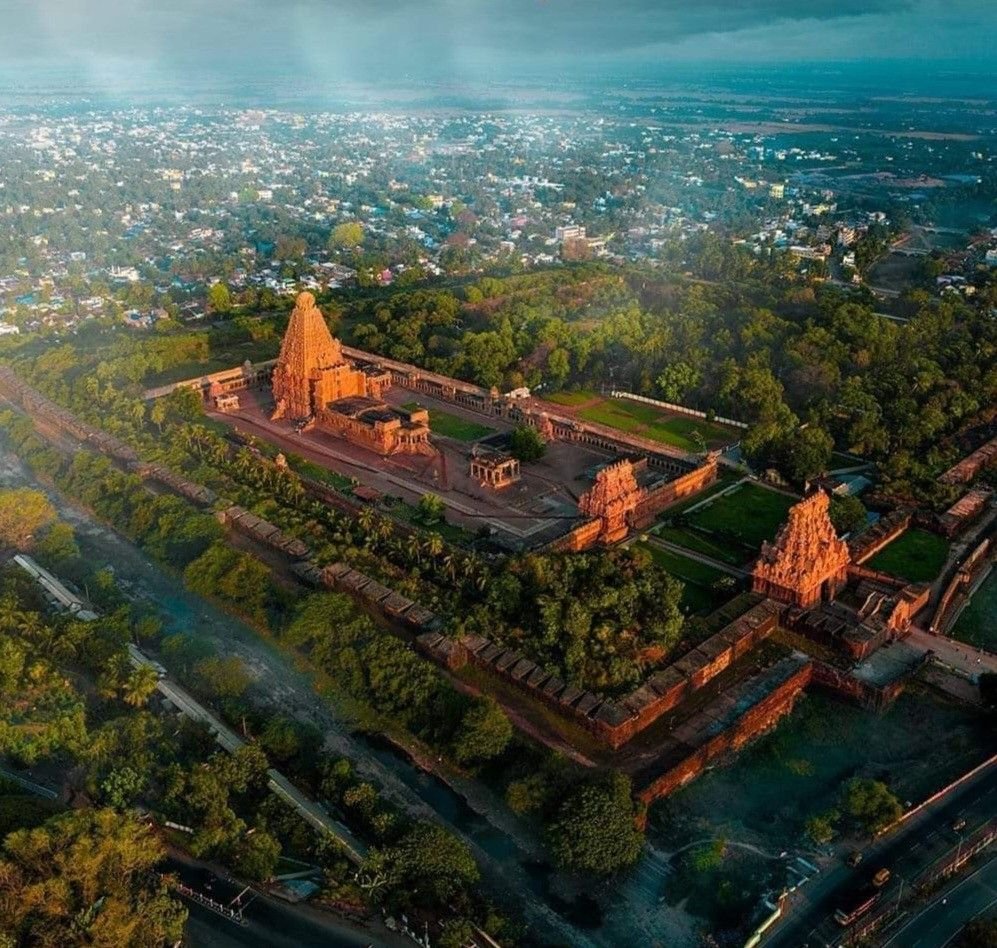 CliosChronicles's tweet image. At Brihadisvara temple, stone is light,
and the temple breathes like a mountain with a crown.
Thanjavur sings the rhythm of the cosmos.