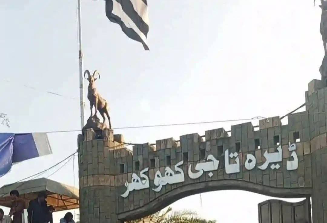 زرداری نے JUI کے سینیٹر طلحہ محمود کو ساتھ ملایا، تو مولانا نے پیپلزپارٹی کا پورا سیاسی ڈیرہ اپنے ساتھ ملا لیا.
دونوں نے ایک دوسرے کی سیاسی چالوں کا احترام کیا اور طاقت کا مظاہرہ دلیل اور بردباری سے کیا.
یہی وہ اصل سیاسی ماحول ہے جو کہ فتنہ پرستوں کے ہاں ناپید ہے..!!