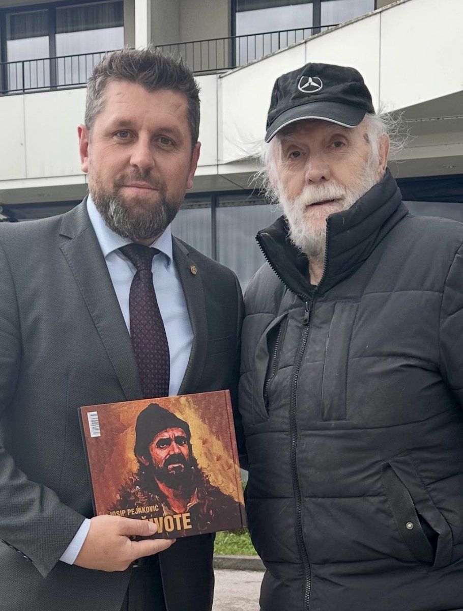Camil_Durakovic's tweet image. "Iduće godine će nam biti još gore, ali za naše dobro" ovim riječima, tako svojstvenim Josipu Pejakoviću, opraštamo se od velikana čiji nas je humor grijao i istinom budio. Josip je bio više od glumca – bio je glas naroda, čovjek koji je kroz smijeh i oštar jezik pokazivao put.…