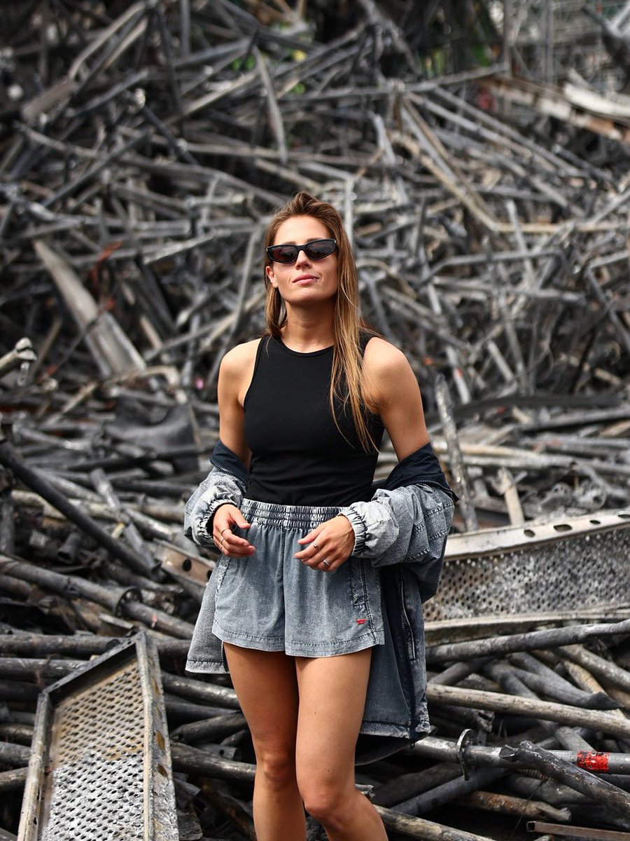 CharlottedWitte's tweet image. From the ashes, we will rise. See you today for the opening and the closing of @Tomorrowland 🐦🔥