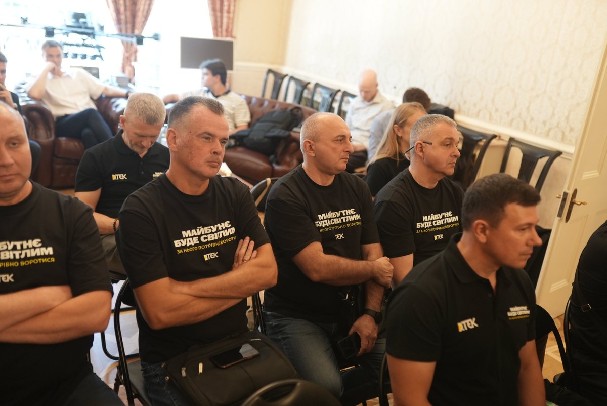 dtek_en's tweet image. &quot;We are defending Ukraine in a different way now – by keeping the lights on&quot;.

DTEK veterans met with former UK Prime Minister @BorisJohnson in London, sharing their experiences from military frontlines to energy frontlines. Our veterans told him Ukraine needs more air defence…