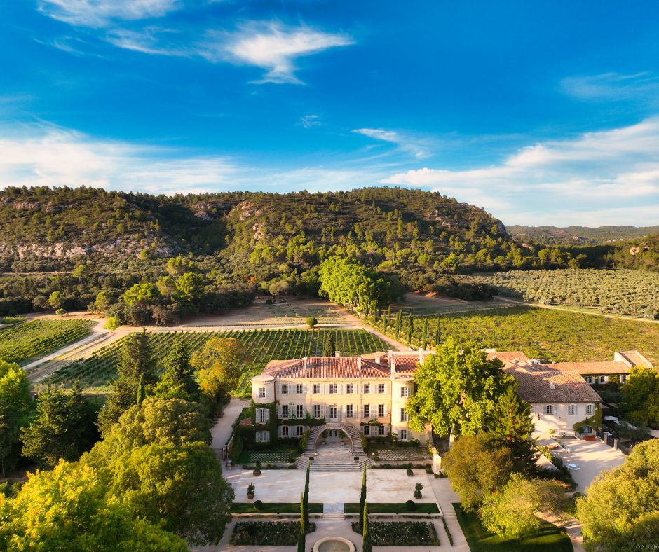 🏰 Le #ChateaudEstoublon, joyau des Alpilles depuis 1489, élabore des vins d'exception sur ses terres cultivées en bio. Ses cuvées #Roseblood capturent l'essence de la Provence : fraîcheur, minéralité et élégance. 🔎 : fcld.ly/estoublon