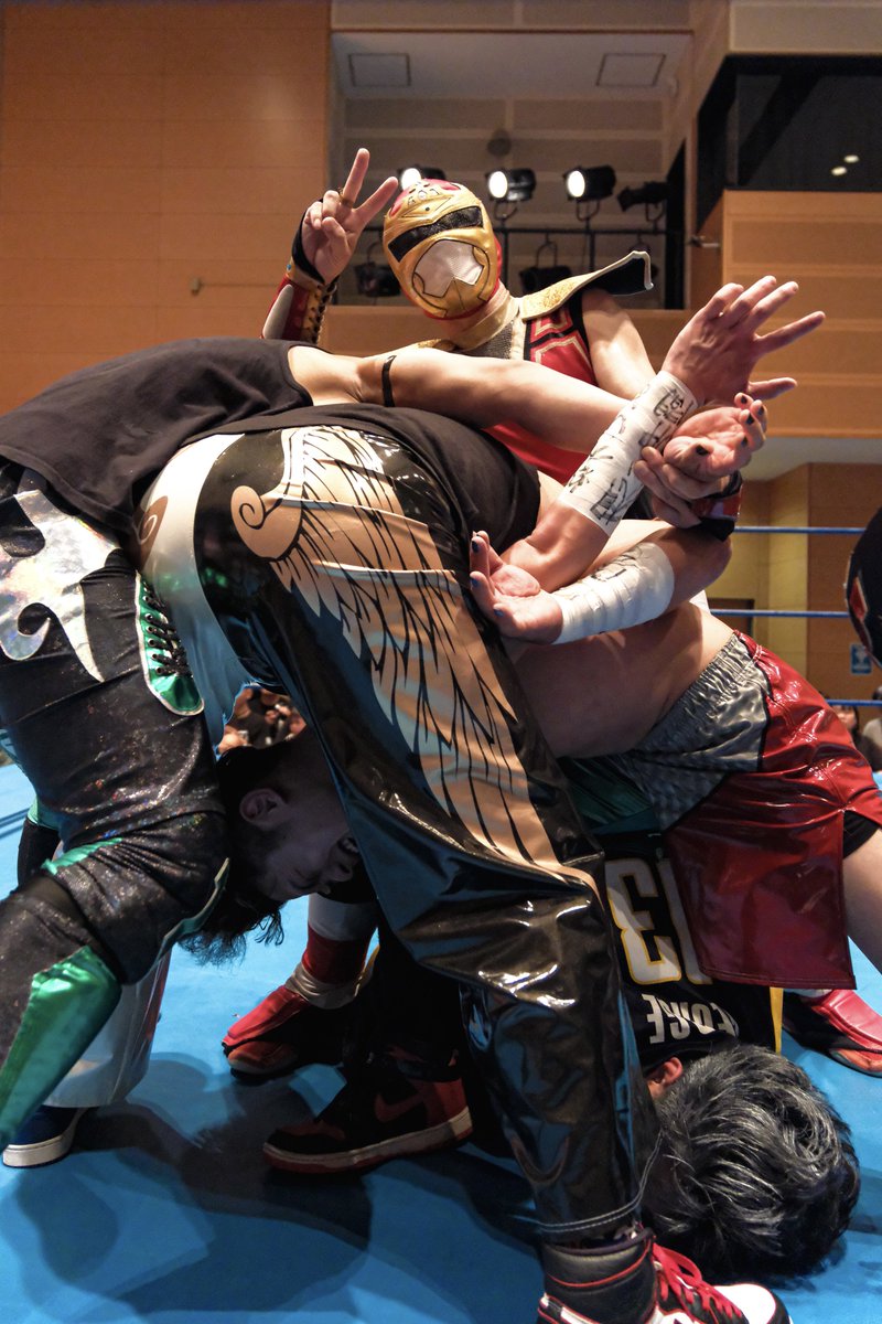 toratigerjiro's tweet photo. 25.7.6 REAL LUCHA LIBRE
RESTART 新起動 〜新たなる道へ〜

#REALLUCHALIBRE #レアルルチャリブレ #レアル・ルチャ・リブレ #七星流星軍 #プロレスリングFTO #ランズエンド https://t.co/1IxcyVpNKT