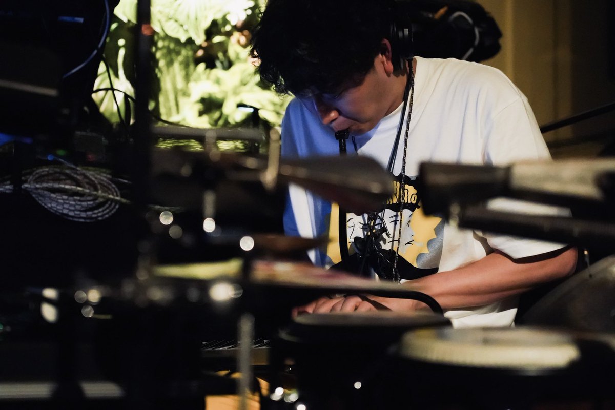 ranomikijio's tweet image. No grid. No gravity.
Mikihito Sano shapes the void with noise and wires.
Sound becomes space, and space becomes play.
🎥 Watch ▶︎ youtube.com/shorts/Oba-Isk…
#ModularNoise #SoundArt #SpatialImprovisation