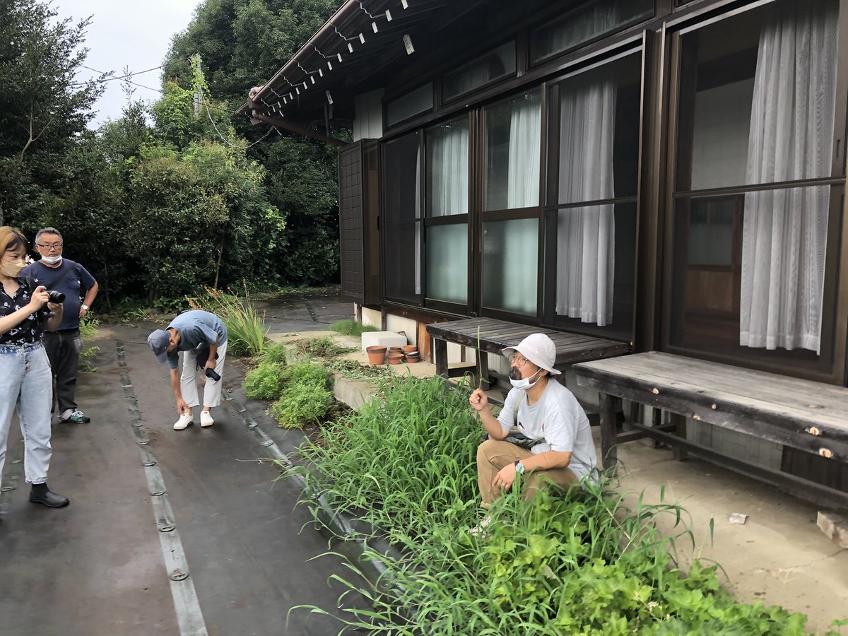 KeiichiKon's tweet image. 『化け猫あんずちゃん』今日からNetflixにて配信しました!
1年前の今日はあんずちゃん公開日で、2年前はアニメーションを制作、3年前はよっちゃん家のロケハンをしていました。
貧乏神の芝居場を探る山下監督とそれを撮る久野監督📷✨
最終的に縁側になりましたね🎐
#化け猫あんずちゃん