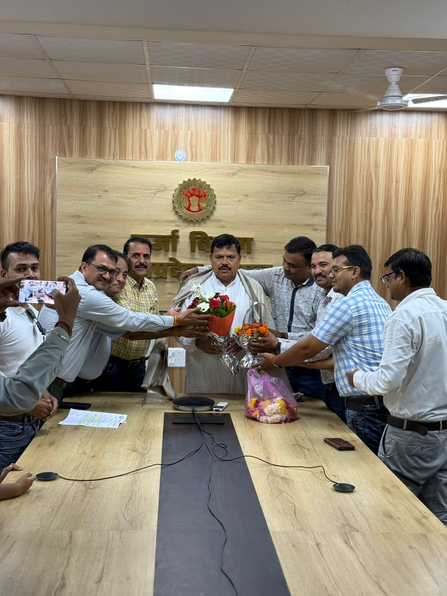 आज भोपाल स्थित शासकीय निवास पर यूनाइटेड फोरम फॉर पावर एम्प्लॉयीज़ एंड इंजीनियर्स के प्रतिनिधि मंडल ने मुलाकात कर प्रदेश सरकार द्वारा लिए गए ऐतिहासिक निर्णयों के लिए धन्यवाद ज्ञापित किया।

विद्युत कंपनियों की बहुप्रतीक्षित संगठनात्मक संरचना स्वीकृति और नियमित, संविदा एवं पेंशनर्स