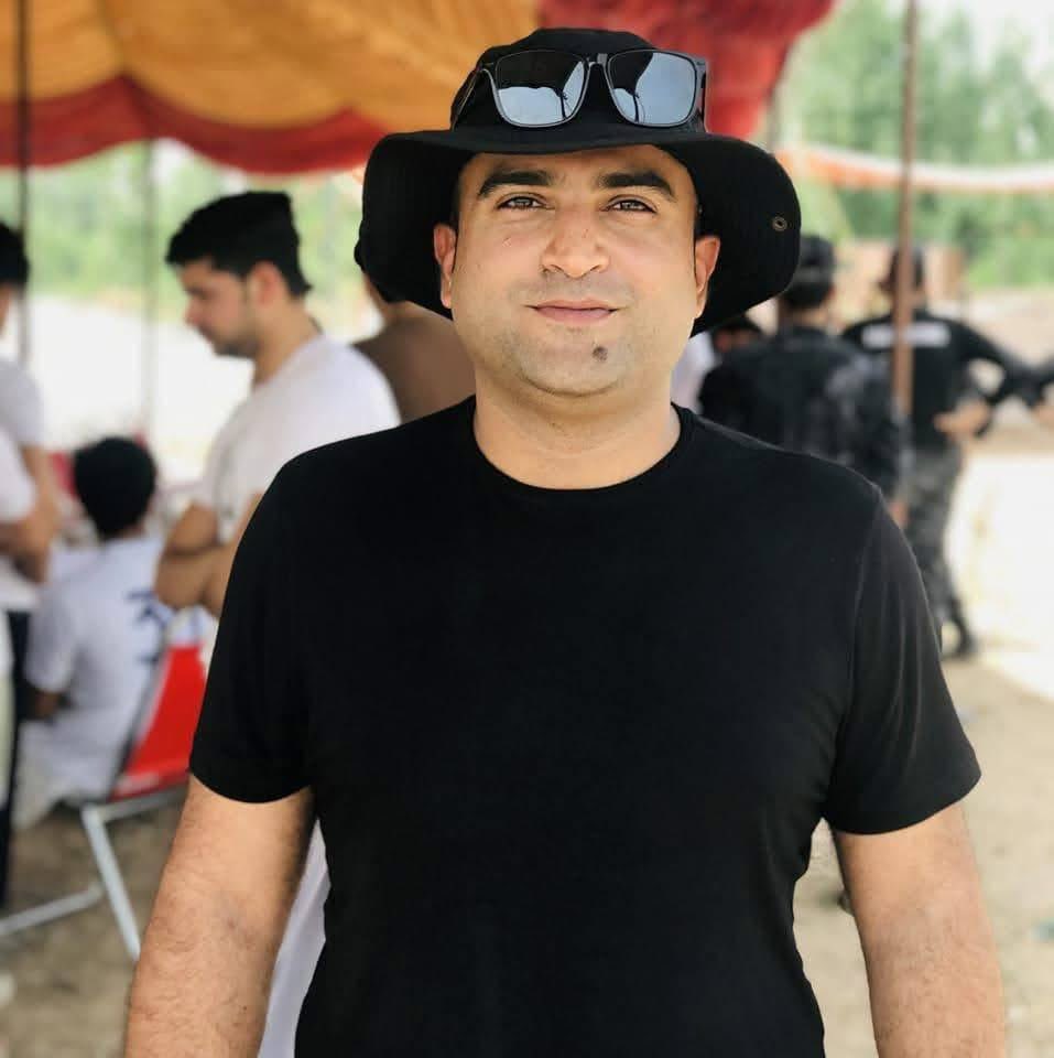 ayaz9192's tweet photo. Huge loss to Pakistan Customs fraternity. Inspector Uzair Azam’s squad met a road accident while chasing an NCP car near Sawabi KPK. 
This brave soul from Lahore succumbed to injuries in the line of duty.
Uzair’s corpse is shifted to his hometown in Nankana Sahib.
Rest in peace. https://t.co/xs53DITchZ