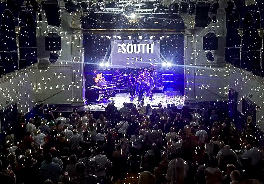 You can't beat a good old fashioned mirror ball :) a lovely little moment last weekend in Tamworth with The South. Thanks Ildiko McAuley for the pic.