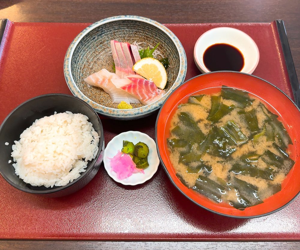 ice_skma's tweet image. 相互さんに教えてもらってからずっと気になってたわかめのお味噌汁をようやく!!お味噌汁もお刺身も本当においしくてな…お刺身小さく見えるのはお味噌汁が大きすぎるせい。