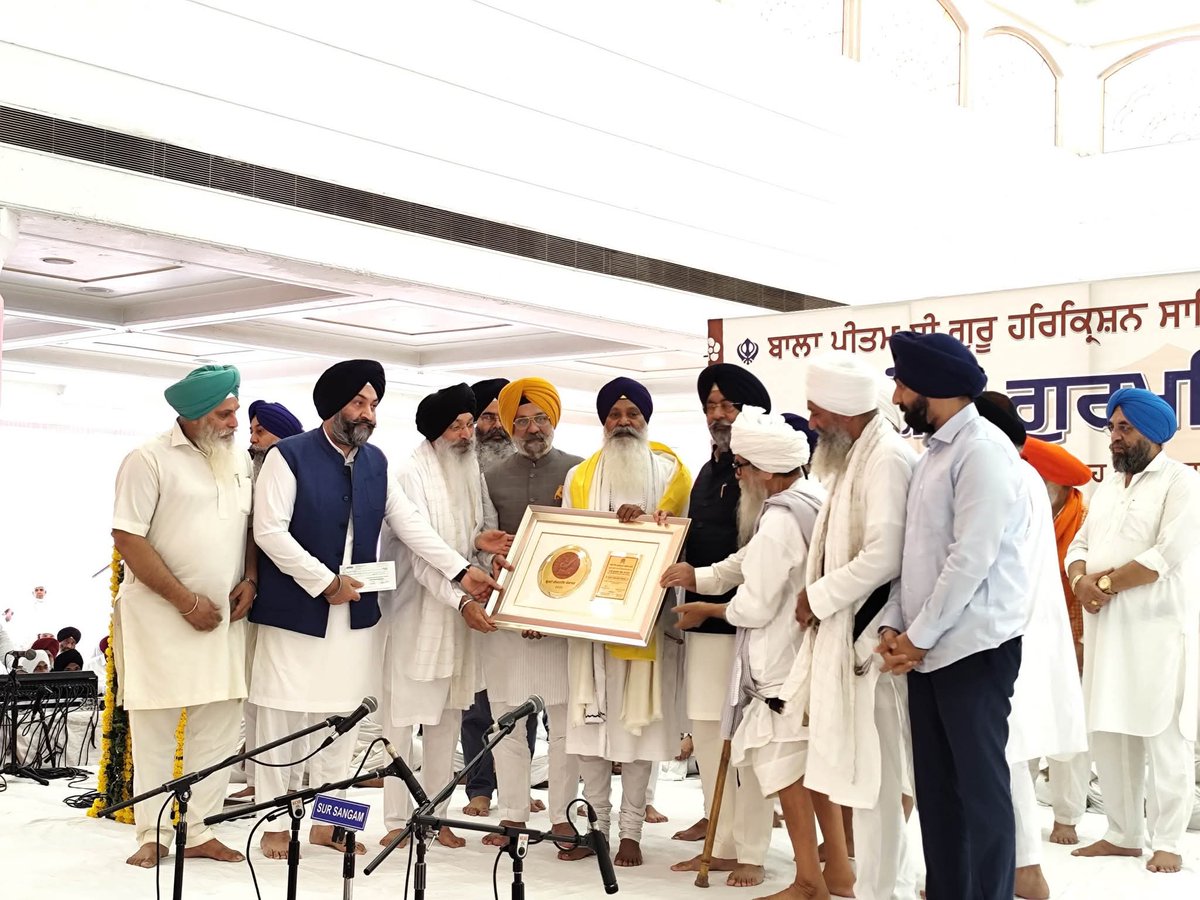 jagdipskahlon's tweet image. ਸੰਗਤਾਂ ਦੀਆਂ ਰੂਹਾਂ ਨੂੰ ਗੁਰਬਾਣੀ ਰਾਹੀਂ ਜੋੜਨ ਵਾਲੇ ਹਜ਼ੂਰੀ ਰਾਗੀ ਭਾਈ ਗੁਰਮੀਤ ਸਿੰਘ ਸ਼ਾਂਤ ਜੀ ਨੂੰ DSGMC ਵੱਲੋਂ "ਸ਼੍ਰੋਮਣੀ ਰਾਗੀ ਪੁਰਸਕਾਰ" ਅਤੇ 11 ਲੱਖ ਰੁਪਏ ਨਾਲ ਸਨਮਾਨਿਤ ਕੀਤਾ ਗਿਆ। ਇਹ ਸਨਮਾਨ ਸ੍ਰੀ ਗੁਰੂ ਹਰਕ੍ਰਿਸ਼ਨ ਸਾਹਿਬ ਜੀ ਦੇ ਪ੍ਰਕਾਸ਼ ਪੁਰਬ ਮੌਕੇ ਗੁਰਦੁਆਰਾ ਰਕਾਬ ਗੰਜ ਸਾਹਿਬ ਵਿਖੇ ਭਾਈ ਲਖੀ ਸ਼ਾਹ ਵੰਜਾਰਾ ਹਾਲ ਵਿਖੇ…