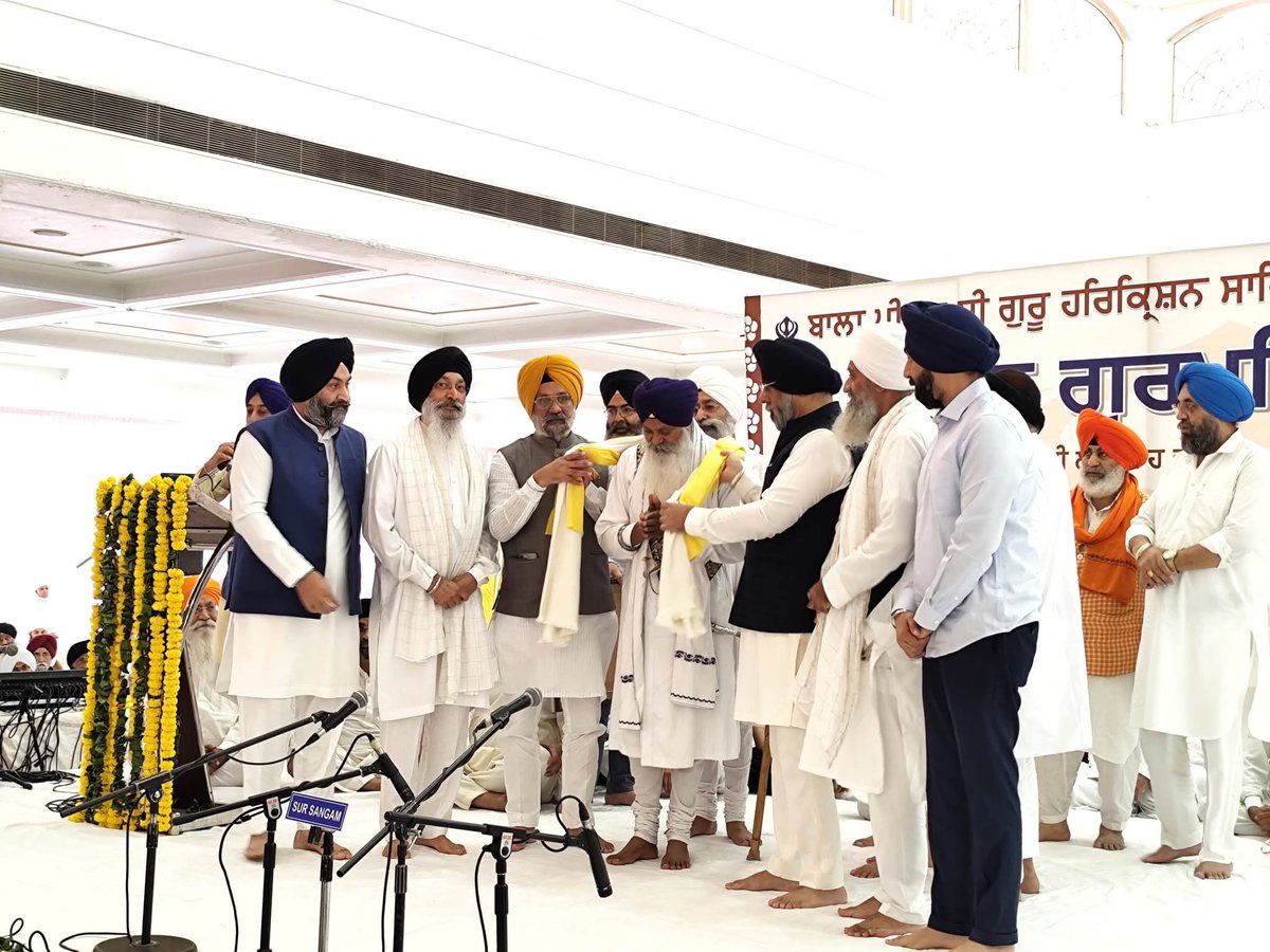 jagdipskahlon's tweet image. ਸੰਗਤਾਂ ਦੀਆਂ ਰੂਹਾਂ ਨੂੰ ਗੁਰਬਾਣੀ ਰਾਹੀਂ ਜੋੜਨ ਵਾਲੇ ਹਜ਼ੂਰੀ ਰਾਗੀ ਭਾਈ ਗੁਰਮੀਤ ਸਿੰਘ ਸ਼ਾਂਤ ਜੀ ਨੂੰ DSGMC ਵੱਲੋਂ "ਸ਼੍ਰੋਮਣੀ ਰਾਗੀ ਪੁਰਸਕਾਰ" ਅਤੇ 11 ਲੱਖ ਰੁਪਏ ਨਾਲ ਸਨਮਾਨਿਤ ਕੀਤਾ ਗਿਆ। ਇਹ ਸਨਮਾਨ ਸ੍ਰੀ ਗੁਰੂ ਹਰਕ੍ਰਿਸ਼ਨ ਸਾਹਿਬ ਜੀ ਦੇ ਪ੍ਰਕਾਸ਼ ਪੁਰਬ ਮੌਕੇ ਗੁਰਦੁਆਰਾ ਰਕਾਬ ਗੰਜ ਸਾਹਿਬ ਵਿਖੇ ਭਾਈ ਲਖੀ ਸ਼ਾਹ ਵੰਜਾਰਾ ਹਾਲ ਵਿਖੇ…