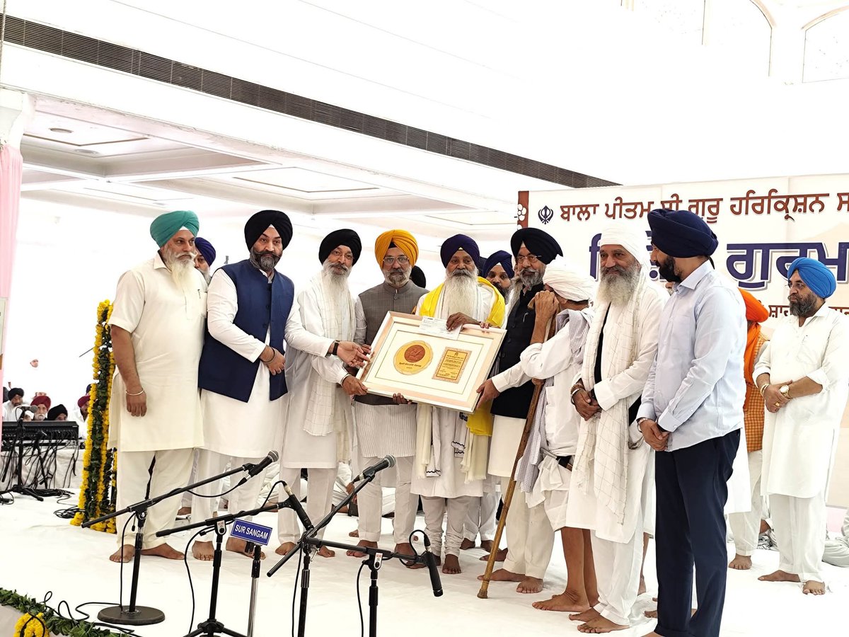 jagdipskahlon's tweet image. ਸੰਗਤਾਂ ਦੀਆਂ ਰੂਹਾਂ ਨੂੰ ਗੁਰਬਾਣੀ ਰਾਹੀਂ ਜੋੜਨ ਵਾਲੇ ਹਜ਼ੂਰੀ ਰਾਗੀ ਭਾਈ ਗੁਰਮੀਤ ਸਿੰਘ ਸ਼ਾਂਤ ਜੀ ਨੂੰ DSGMC ਵੱਲੋਂ "ਸ਼੍ਰੋਮਣੀ ਰਾਗੀ ਪੁਰਸਕਾਰ" ਅਤੇ 11 ਲੱਖ ਰੁਪਏ ਨਾਲ ਸਨਮਾਨਿਤ ਕੀਤਾ ਗਿਆ। ਇਹ ਸਨਮਾਨ ਸ੍ਰੀ ਗੁਰੂ ਹਰਕ੍ਰਿਸ਼ਨ ਸਾਹਿਬ ਜੀ ਦੇ ਪ੍ਰਕਾਸ਼ ਪੁਰਬ ਮੌਕੇ ਗੁਰਦੁਆਰਾ ਰਕਾਬ ਗੰਜ ਸਾਹਿਬ ਵਿਖੇ ਭਾਈ ਲਖੀ ਸ਼ਾਹ ਵੰਜਾਰਾ ਹਾਲ ਵਿਖੇ…