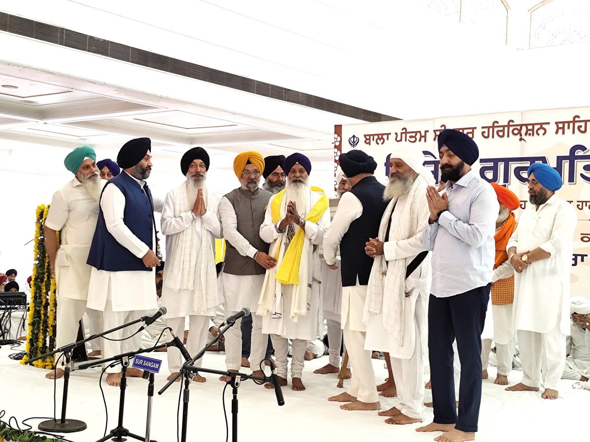jagdipskahlon's tweet image. ਸੰਗਤਾਂ ਦੀਆਂ ਰੂਹਾਂ ਨੂੰ ਗੁਰਬਾਣੀ ਰਾਹੀਂ ਜੋੜਨ ਵਾਲੇ ਹਜ਼ੂਰੀ ਰਾਗੀ ਭਾਈ ਗੁਰਮੀਤ ਸਿੰਘ ਸ਼ਾਂਤ ਜੀ ਨੂੰ DSGMC ਵੱਲੋਂ "ਸ਼੍ਰੋਮਣੀ ਰਾਗੀ ਪੁਰਸਕਾਰ" ਅਤੇ 11 ਲੱਖ ਰੁਪਏ ਨਾਲ ਸਨਮਾਨਿਤ ਕੀਤਾ ਗਿਆ। ਇਹ ਸਨਮਾਨ ਸ੍ਰੀ ਗੁਰੂ ਹਰਕ੍ਰਿਸ਼ਨ ਸਾਹਿਬ ਜੀ ਦੇ ਪ੍ਰਕਾਸ਼ ਪੁਰਬ ਮੌਕੇ ਗੁਰਦੁਆਰਾ ਰਕਾਬ ਗੰਜ ਸਾਹਿਬ ਵਿਖੇ ਭਾਈ ਲਖੀ ਸ਼ਾਹ ਵੰਜਾਰਾ ਹਾਲ ਵਿਖੇ…