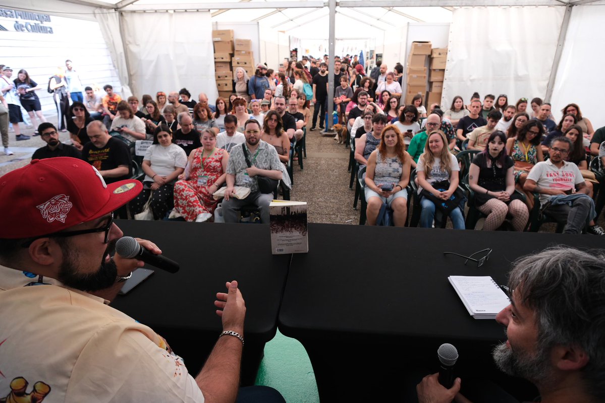 JorgeIvanArgiz's tweet image. Mi primera presentación del sábado del #celsius2025 fue con @dggalin para presentar PRIMERA APARICIÓN, el retorno de los personajes de ORÍGENES SECRETOS, superhéroes en España tomados en serio por completo. Como debe de ser!!