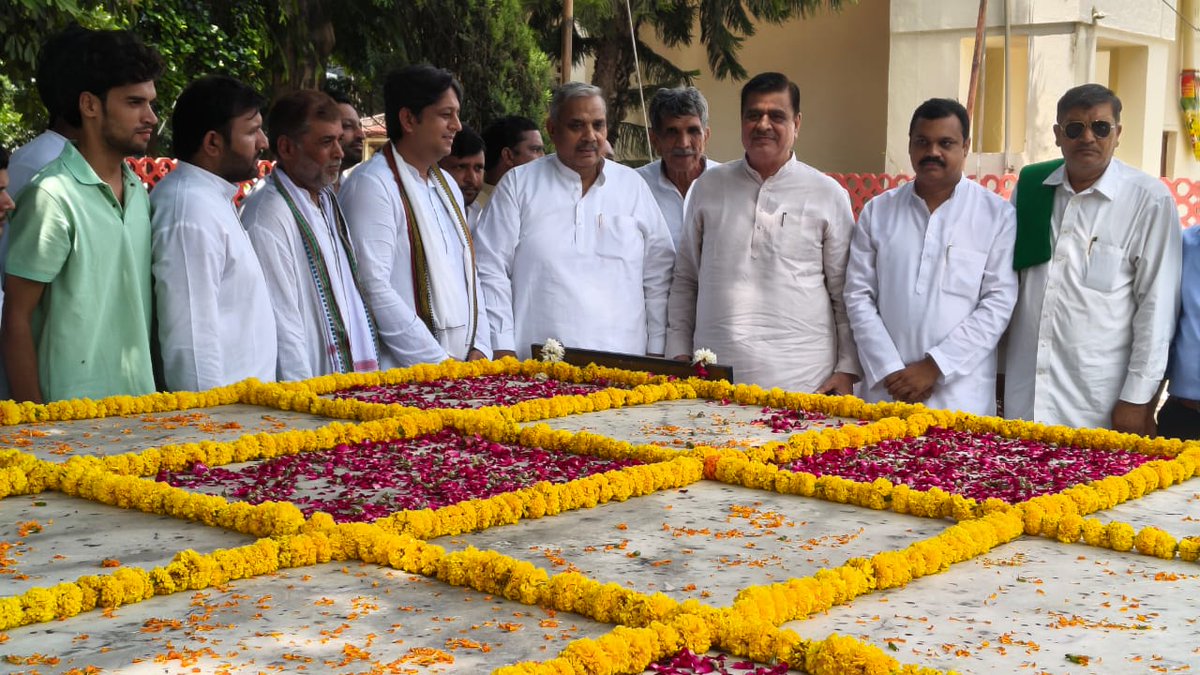 उत्तर प्रदेश के प्रथम उपमुख्यमंत्री स्वर्गीय बाबू नारायण सिंह जी की पुण्यतिथि पर उन्हें शत्-शत् नमन।
पूर्व सांसद स्वर्गीय संजय चौहान जी के पिताजी एवं वर्तमान सांसद आदरणीय चंदन चौहान जी के दादा जी को आज उनकी पुण्यतिथि पर श्रद्धा सुमन अर्पित किए।