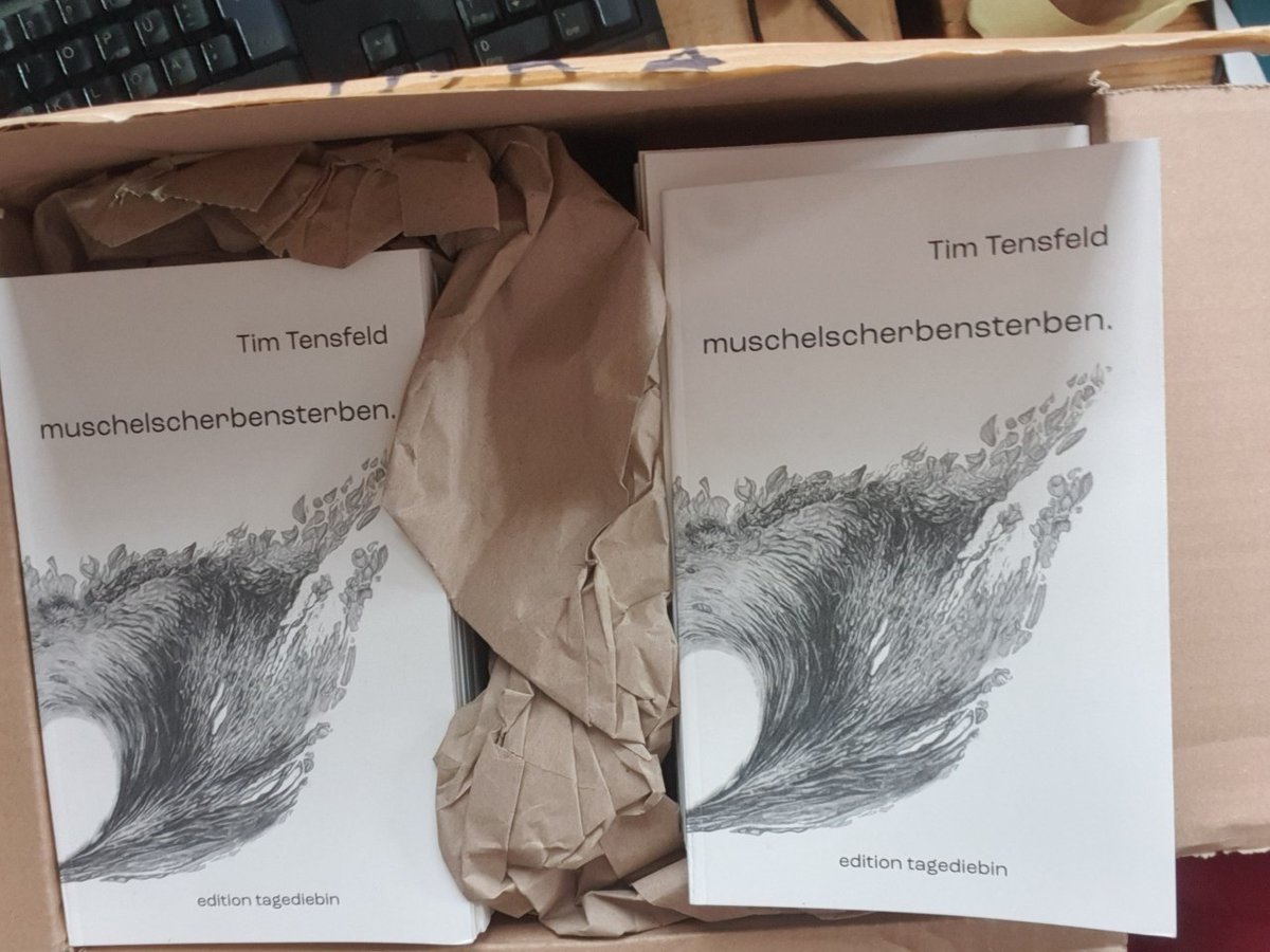 Ich habe für den Gedichtband "muschelscherbensterben" von Tim Tensfeld das Cover und einige Gedichte illustriert 🐚🖤

Wer ein Exemplar möchte, kann gerne eine Nachricht an mich schreiben 💌