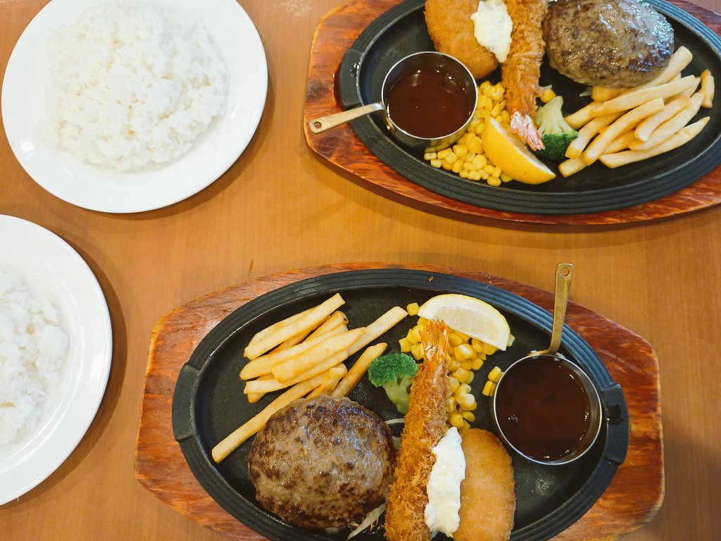 YYou719's tweet image. 今日はふたりご飯の日𓌉◯𓇋 ⡱
お昼は手作りの
うな玉丼とおみそ汁🍚
夜ごはんはロイホでゆっくり
ディナー🌃
どちらも大満足&
ごちそうさまでした✨
#ふたりごはん
#お昼ごはん
#おうちごはん
#夜ごはん
#ロイアルホスト