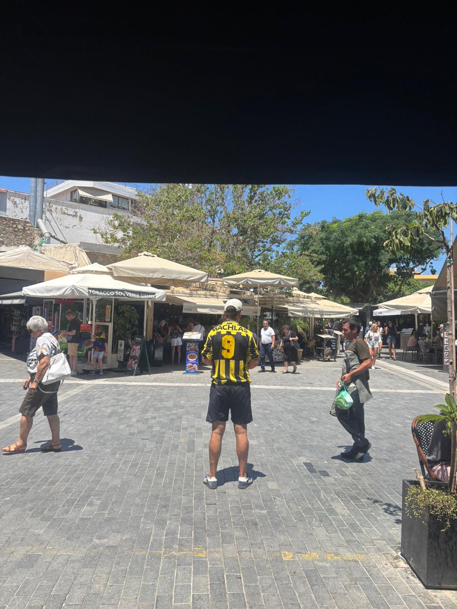 Als je in <a href="/heraklioncrete/">Heraklion</a> bent past natuurlijk maar 1 tenue. <a href="/MijnVitesse/">Vitesse</a>   <a href="/goldenshoe/">goldenshoe</a>. Ouwe held. Wordt er ook op aangesproken 💛🖤