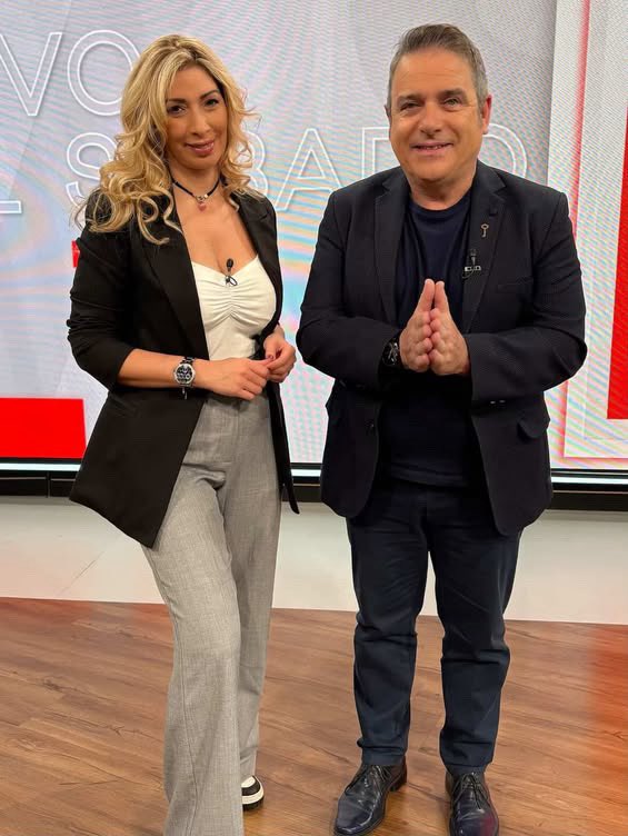 Fingimos ser dos pero somos muchos 
Hoy, un sábado recargado de información, información que te va a sorprender 
Quédate hasta las 13, no te lo pierdas 
Mándanos mensajes, fotos y elegí tu vinilo <a href="/edubattaglia/">Eduardo J. Battaglia</a>  <a href="/mechi_mora/">Mercedes Mora</a>