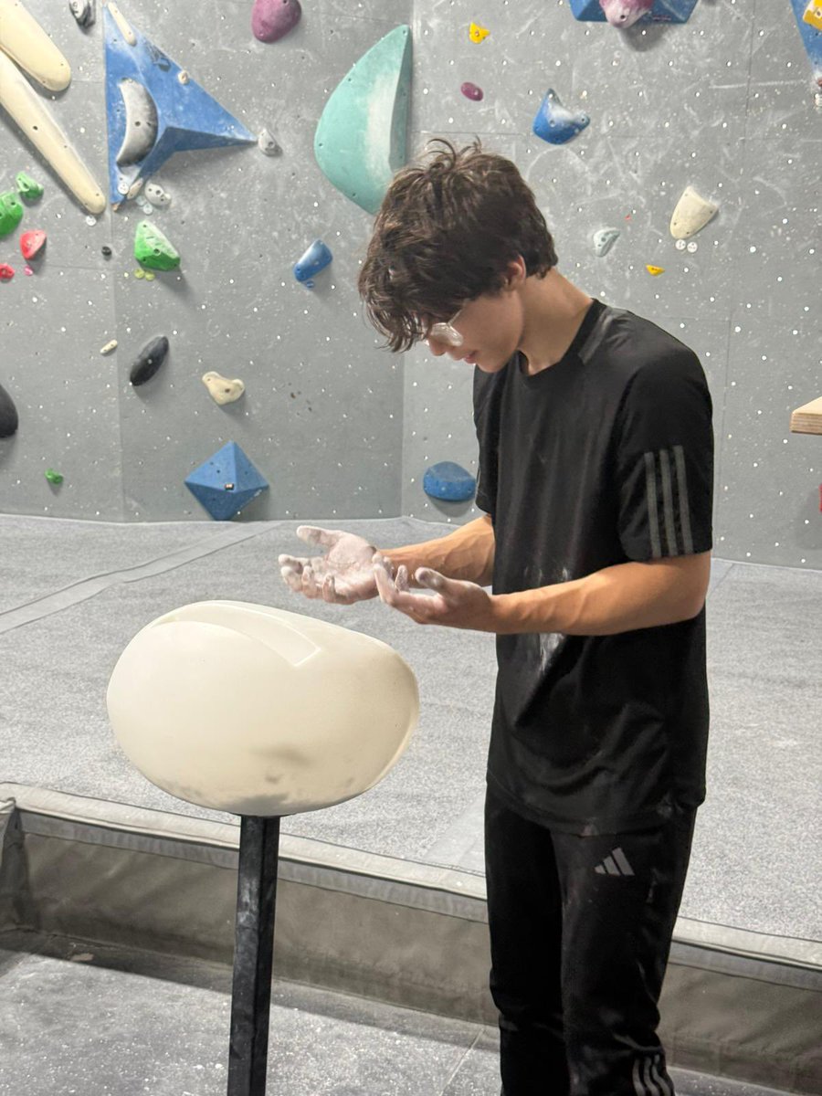 HaringeyLP's tweet image. It was brilliant to try out bouldering this week at Stronghold Climbing Centre in Tottenham. Other climbers couldn’t believe that it was this student’s first time on the wall. Impressive! #ThisIsAP