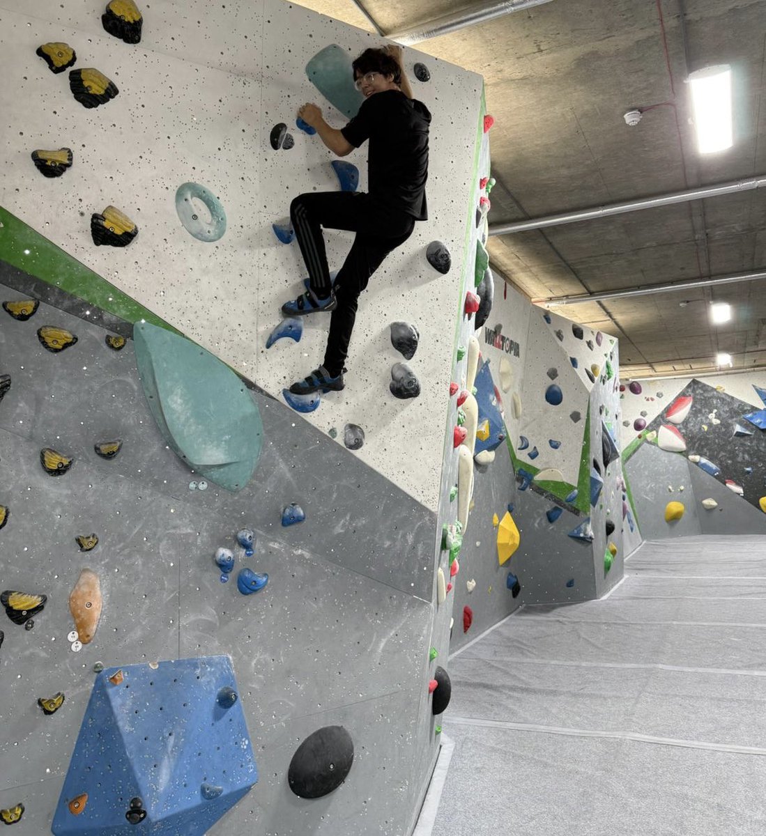 HaringeyLP's tweet image. It was brilliant to try out bouldering this week at Stronghold Climbing Centre in Tottenham. Other climbers couldn’t believe that it was this student’s first time on the wall. Impressive! #ThisIsAP