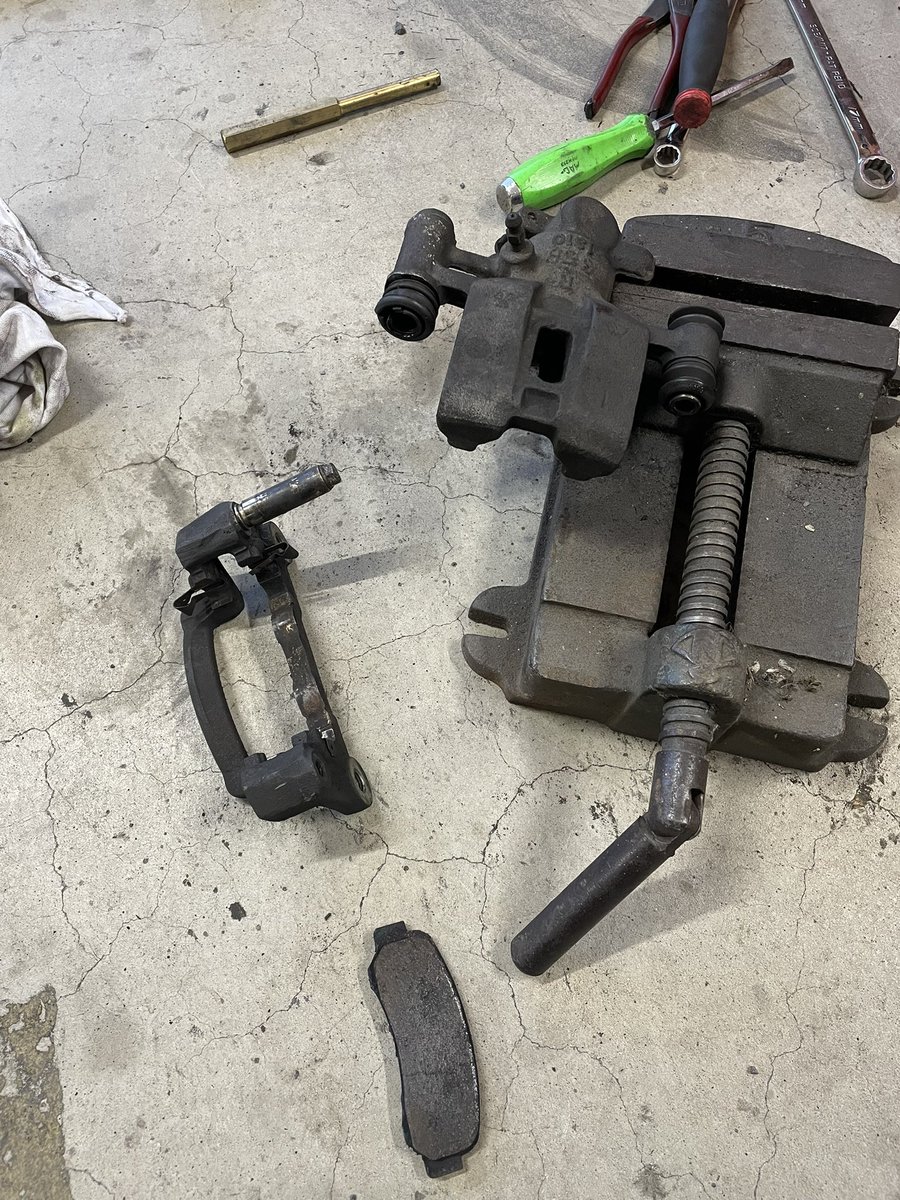 キャリパーのネジ外して、スライド部の固着が分かった時
修行が始まったと思った2025夏