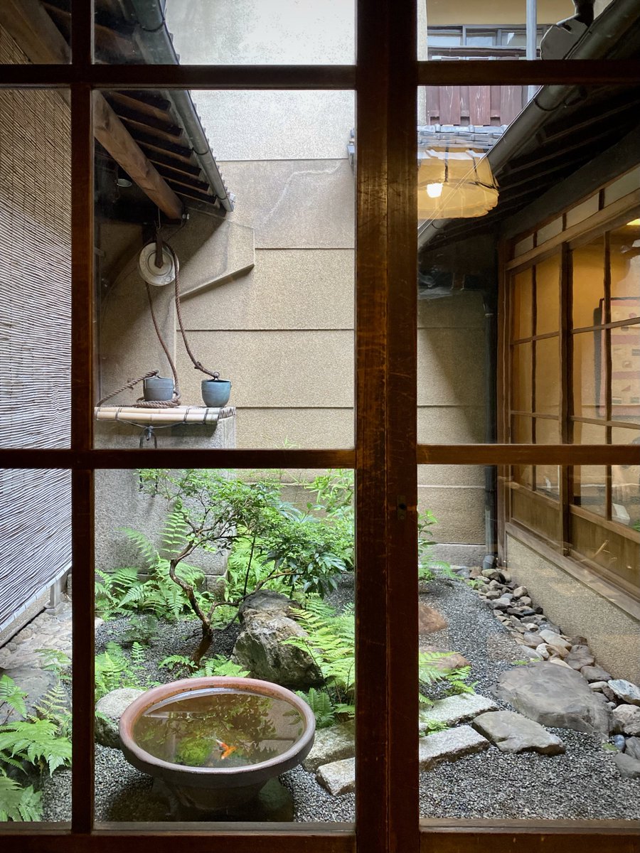 re_ryugamori's tweet image. 六月の京都・大極殿六角店 栖園。坪庭にある井戸は、お店の方に伺ったところ実際に使用した形跡がなく滑車も陶器製なので、言わば見せ井戸ではないかとのこと。火事などの緊急時に井戸の中へ重要物を避難させるような用途もあったのかも?というお話でした。