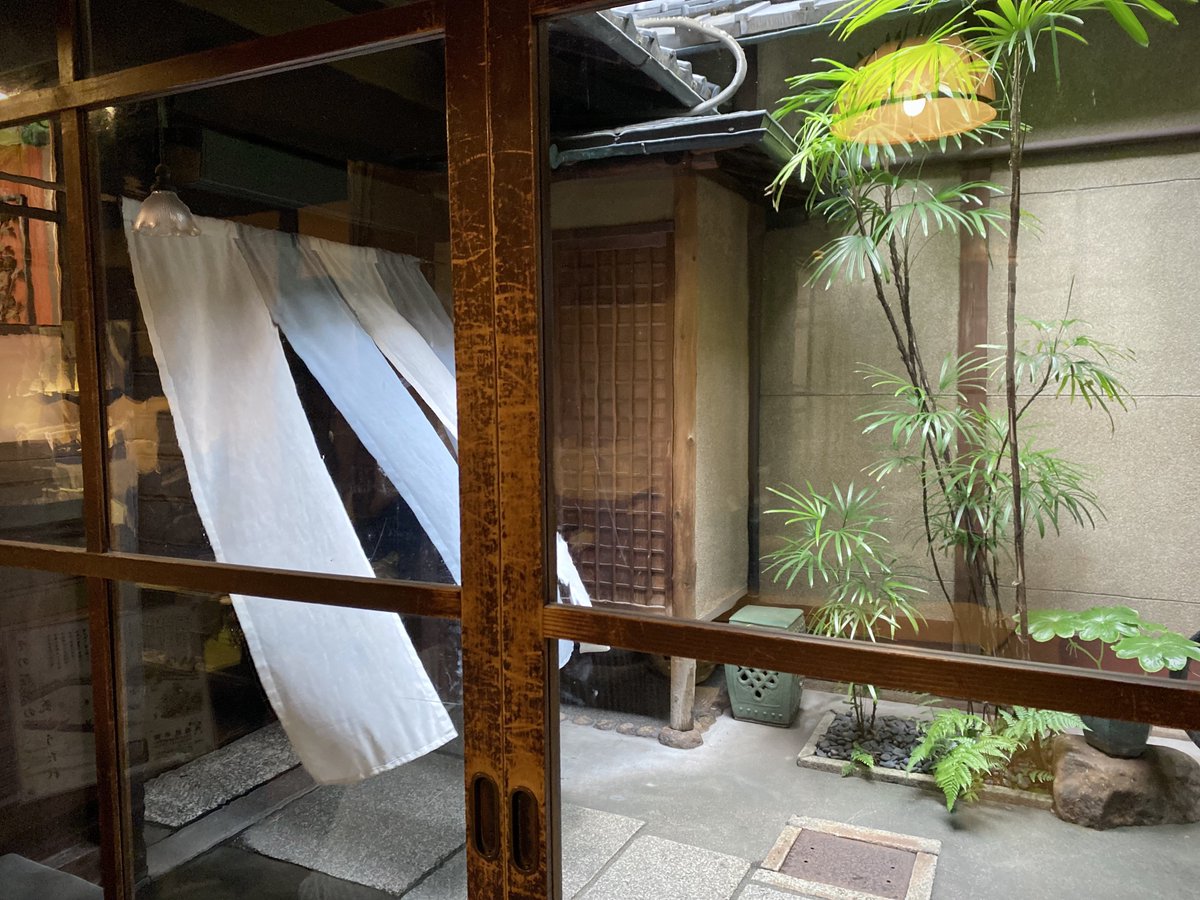 re_ryugamori's tweet image. 六月の京都・大極殿六角店 栖園。坪庭にある井戸は、お店の方に伺ったところ実際に使用した形跡がなく滑車も陶器製なので、言わば見せ井戸ではないかとのこと。火事などの緊急時に井戸の中へ重要物を避難させるような用途もあったのかも?というお話でした。