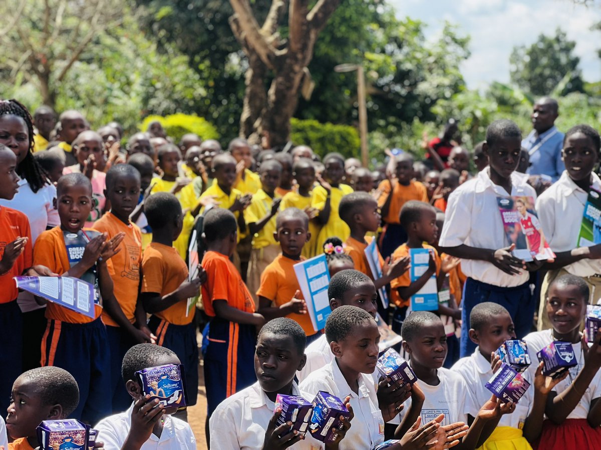 MityanaFinest's tweet image. Hon. @NalubegaFaustaB Bitaano has contributed scholastic materials to learners and sanitary pads to help keep young girls in school. Thank you Maama Mityana for that golden heart 🙏