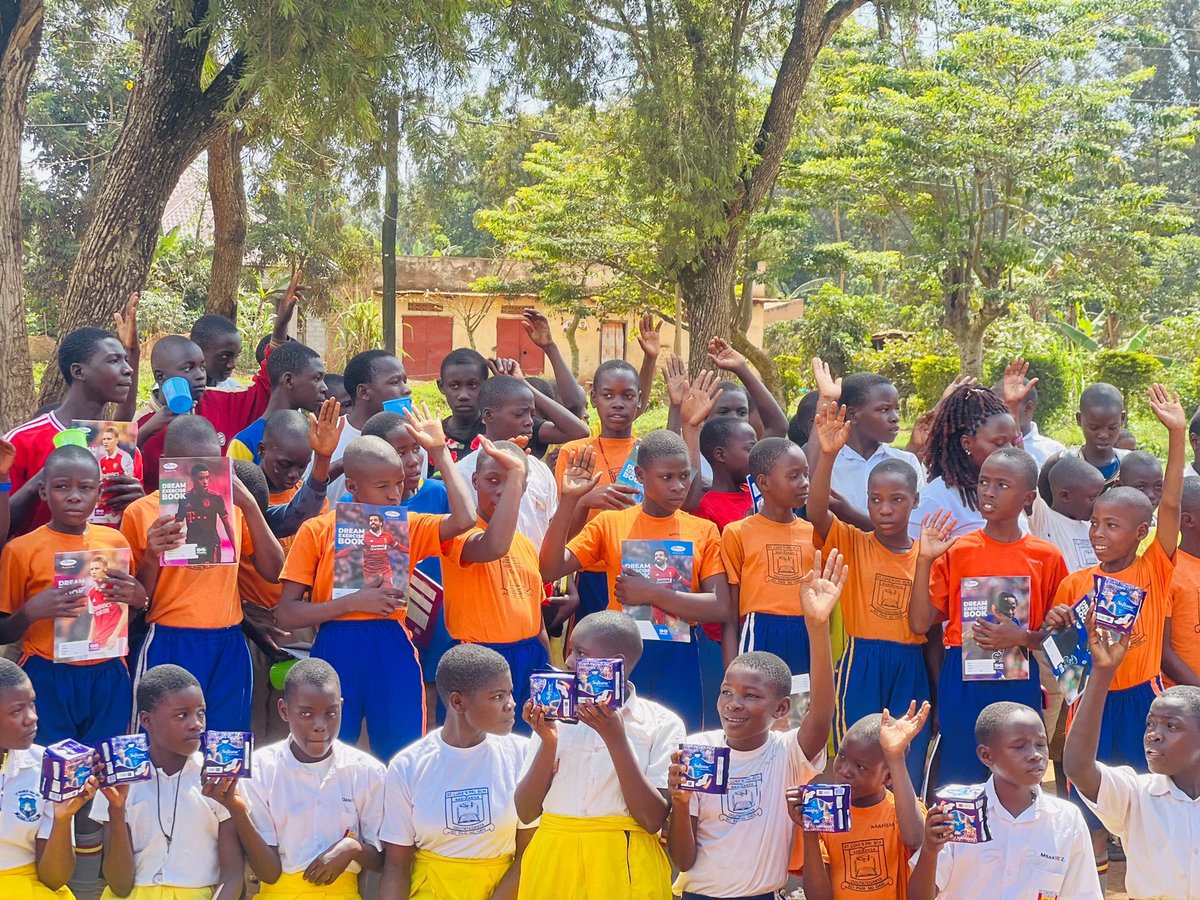 MityanaFinest's tweet image. Hon. @NalubegaFaustaB Bitaano has contributed scholastic materials to learners and sanitary pads to help keep young girls in school. Thank you Maama Mityana for that golden heart 🙏