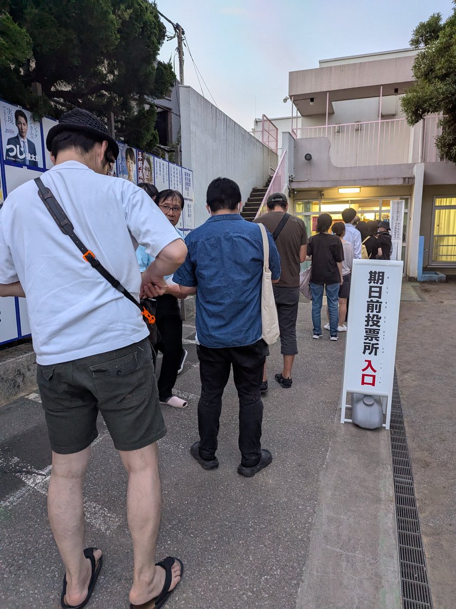 本日、ある期日前投票所にて。

平職員「記入台をもっと増やさないと」
課　長「そうだねぇ」
平職員「この状態じゃあ終わらないですよっ！」
課　長「困ったねぇ」
平職員「まったく面倒くさいったら、もう！！」