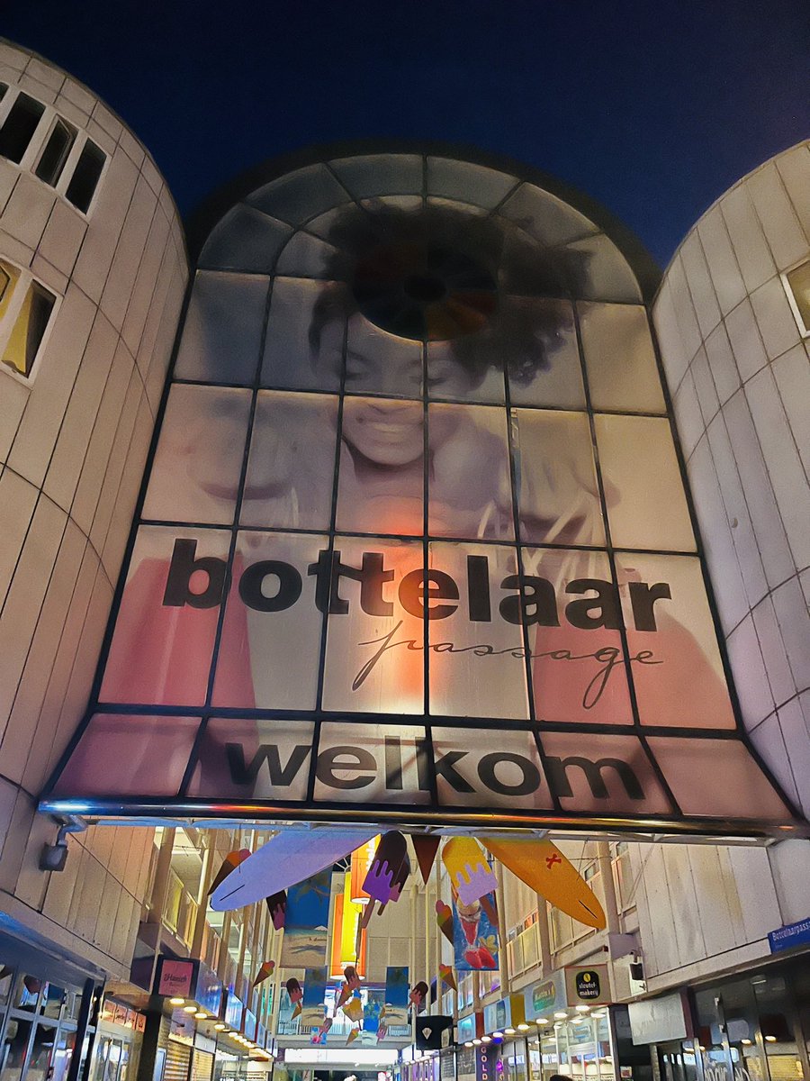 SirBylHolte's tweet image. Last night, my friends took me to see one of the ghettos the Dutch government created for the immigrants they forced on the citizens of holland.
Absolutely disgraceful.
They took the once-thriving Bottelaarpassage Shopping Mall and turned it into a crack shack.
There were men…