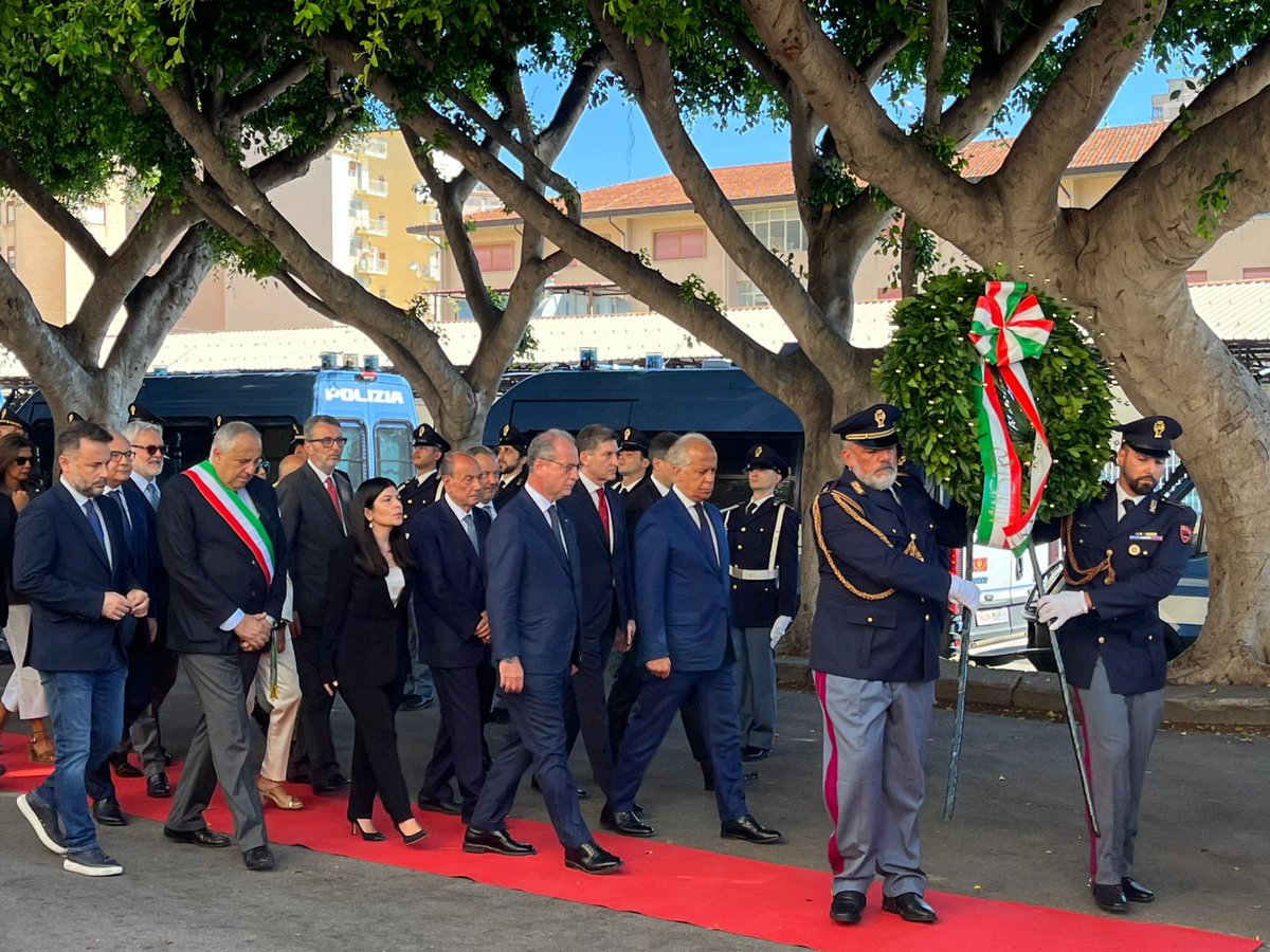 poliziadistato's tweet photo. Tra le note del silenzio #ministroInterno Piantedosi e #capodellaPolizia Pisani hanno deposto una corona di fiori alla lapide nell’ufficio scorte della caserma Lungaro a Palermo insieme ai familiari dei caduti della #strageviadamelio
https://t.co/0MkgBYm28w
#19luglio https://t.co/sLczjFRn0W