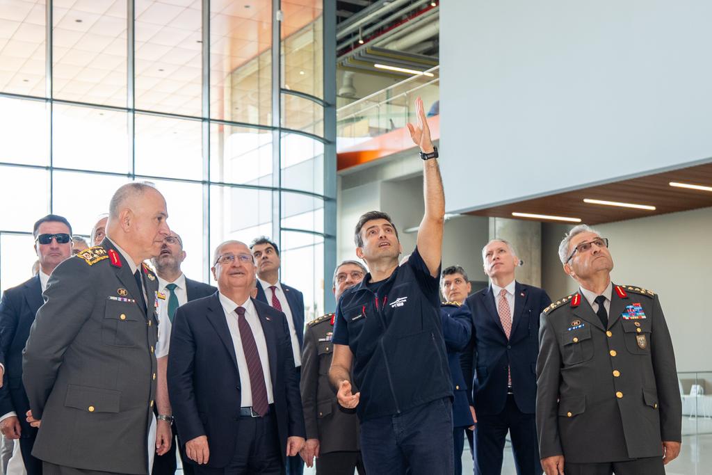 BaykarTech's tweet image. Milli Savunma Bakanımız Yaşar Güler, Genelkurmay Başkanımız Orgeneral Metin Gürak, Deniz Kuvvetleri Komutanımız Oramiral Ercüment Tatlıoğlu, Kara Kuvvetleri Komutanımız Orgeneral Selçuk Bayraktaroğlu, Hava Kuvvetleri Komutanımız Orgeneral Ziya Cemal Kadıoğlu, Milli Savunma…