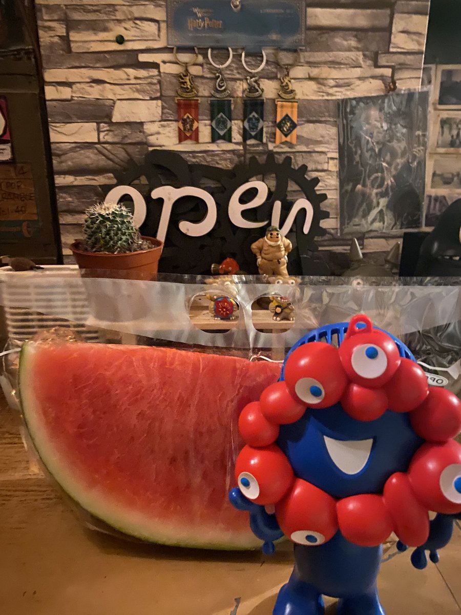GHETTOyama's tweet image. 本日もゴールデン街GHETTO営業中。
スイカとミャクミャクと私。
今夜も盛り上がっていきましょう。