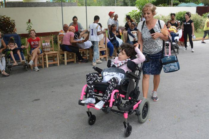 Decreto 121,  Gaceta Oficial 41.                                                                                                 Se reconocen legalmente sus derechos como trabajadores, y se elevan los ingresos económicos de las familias de hijos con discapacidad severa.