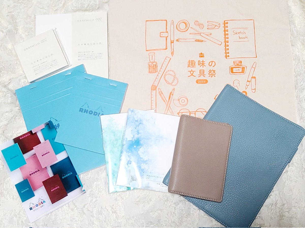 9MrrsV7xjy80937's tweet image. 今日は皆さんとイベントご一緒できて楽しかった～❤️ありがとうございました🎵主人のお土産、ロディアの3穴革手帳は大喜びですぐに使い始めたので(笑)写せませんでしたが、#福わけはんこ さんの新作、#すずめや さんの美しいノート、#ASHFORD のノートカバーやM6手帳などをお迎えできました😉💕…