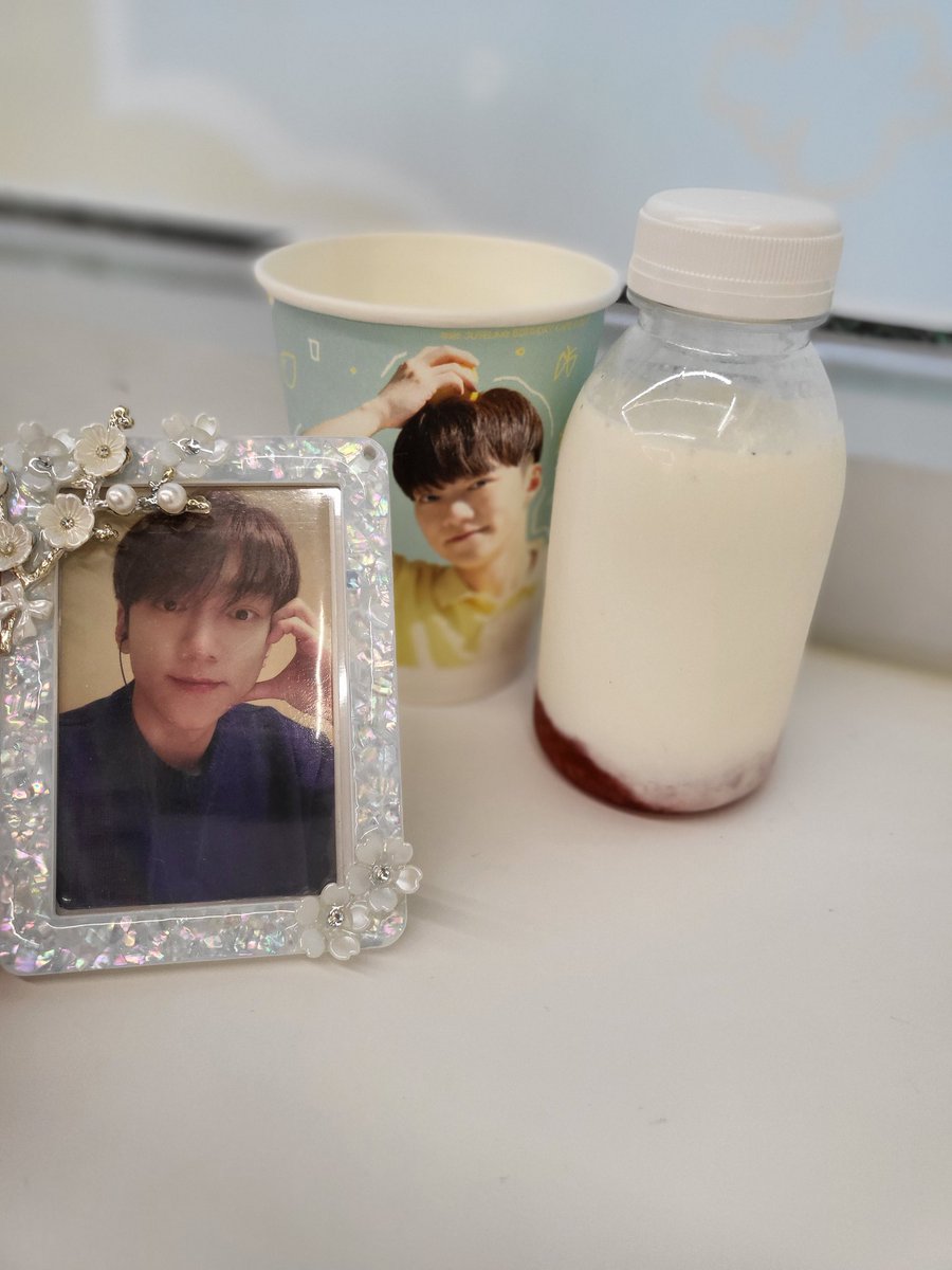 imsala8's tweet image. 서코사인회 후 
카페 왔는데 카페 넘 이쁘게 꾸며져있고
주승님사진들이 벽에 너무 이쁘게 걸려있어서 행복함요
나눔해주신 봄님분들 나눔존에 두신거도 감사히 잘 챙겼습니다!
주최해주신 관계자분들 감사해요
#Happy_Juseung_Day
#여름에_피어난_주승이란_봄
#따스한_오후_청량함을_담다