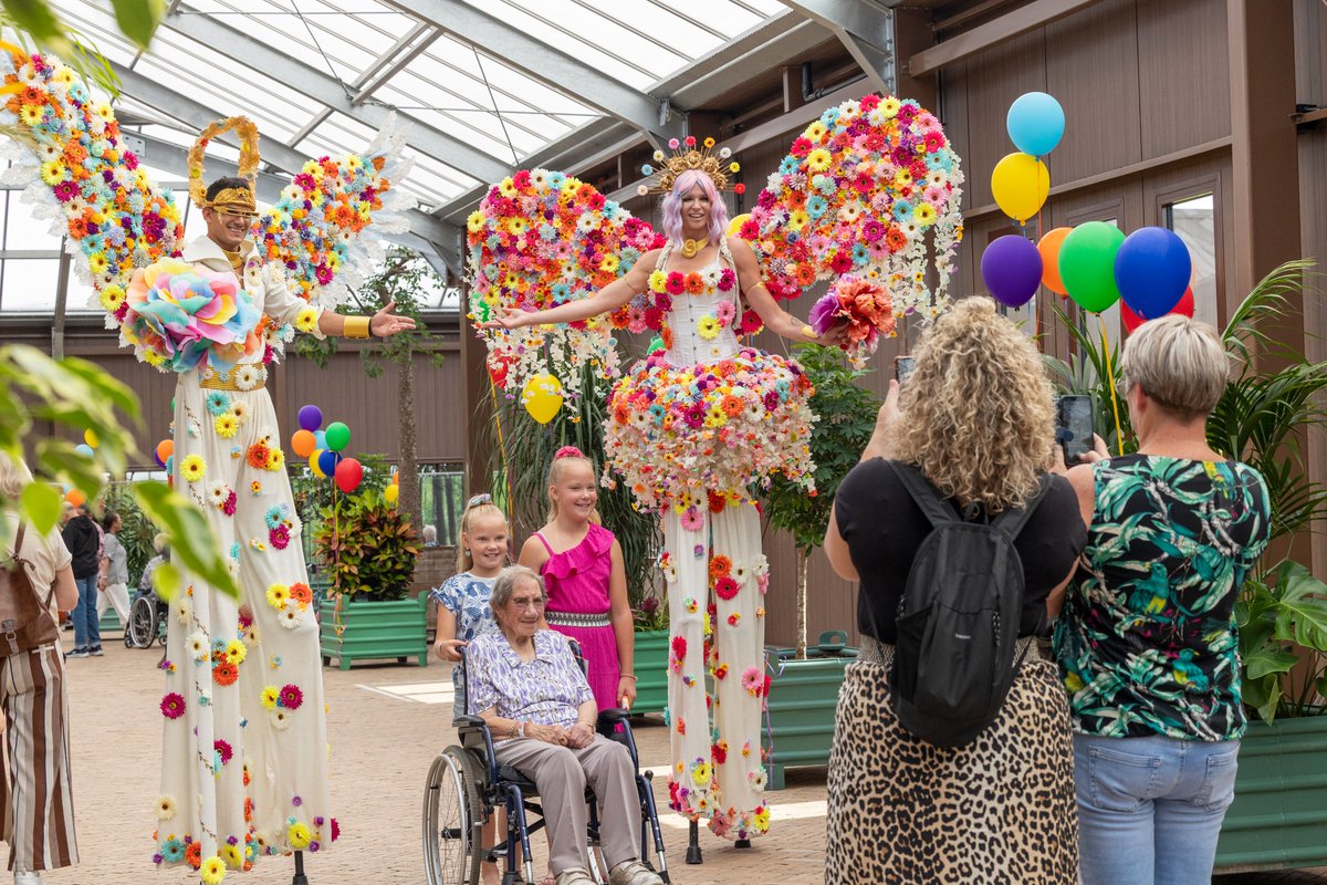 Maak je klaar voor een zomer vol kleur en vrolijk gekwetter, want de regenbooglori’s zijn geland in hun nieuwe onderkomen: de Lori Bush! Onder luid applaus opende de 100-jarige Thomas Maarssen senior, vader van eigenaren Thomas en Jeroen Maarssen, vanochtend dit nieuwe continent.