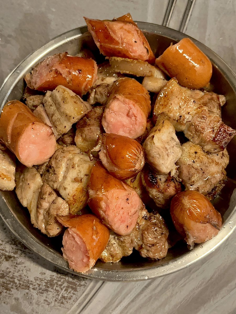 dongdong_eat's tweet image. 물놀이하고 포켓볼치고 배드민턴치고 뒹굴다 먹는 바베큐