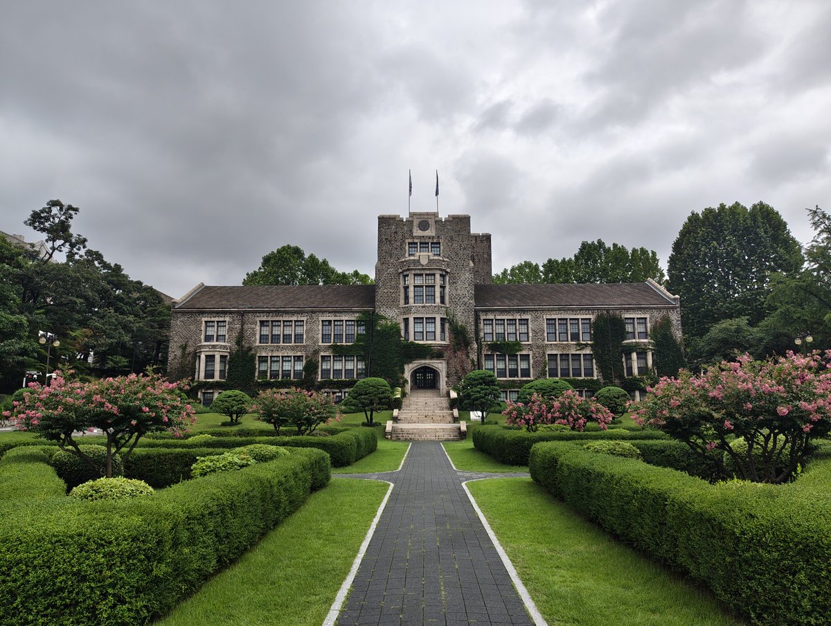xakpc's tweet image. Sometimes you touch grass, sometimes - old stones.
When I visit universities in the US, or the EU, or here, I am always absolutely fascinated by the concept of university campus.
Mine didn't have one, it was a bunch of buildings scattered across town 😞