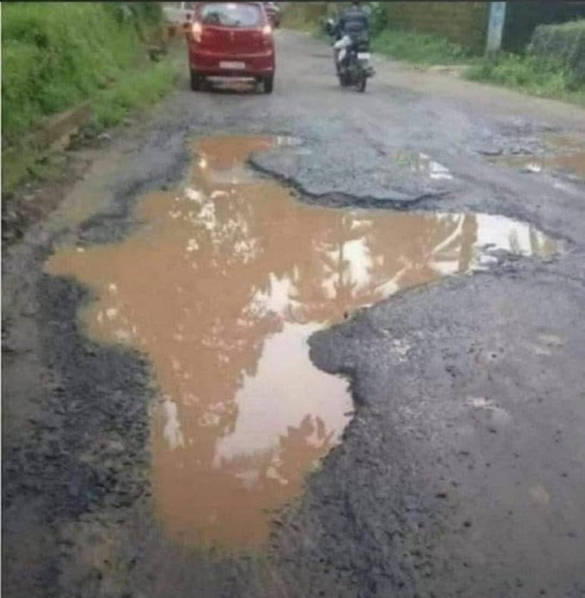 SantanuB01's tweet image. #BREAKINGNEWS 
Little bit more rain in Varthur, and we will soon have POK (Pakistan Occupied Kashmir) back 😂
#bangalorerains #roadslikethese #travelblogger
