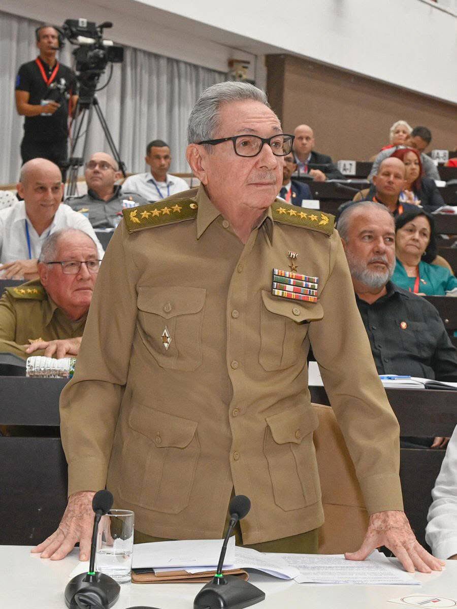 IzquierdaPinera's tweet image. Así lo certificó con su poderosa voz el Comandante Juan Almeida bajo un aguacero de balas en Alegría de Pío:
¡Aquí no se rinde nadie c...!
Así lo ratificamos hoy todo el pueblo cubano, con Raúl y @DiazCanelB como motor impulsor.
#LaLuchaNoHaCesado
¡Patria o Muerte! ¡Venceremos!