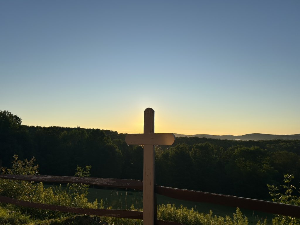 CatholicLand's tweet image. Good way to start a day is to watch the sunrise and pray.