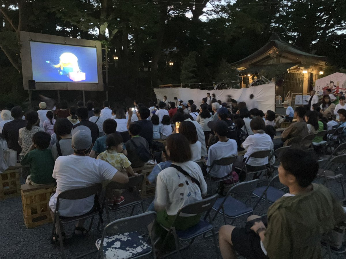 野外映画上映開始